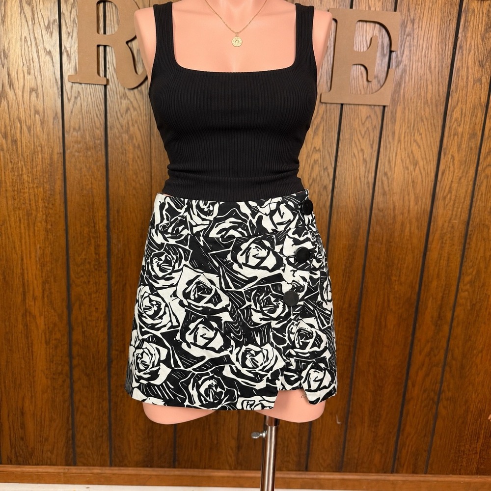 Black Floral Rose Skort Express Design Studio Womens 4 Y2K Retro Mod Grunge